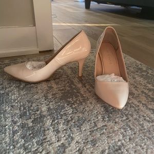 Nude/Pink patent leather pumps